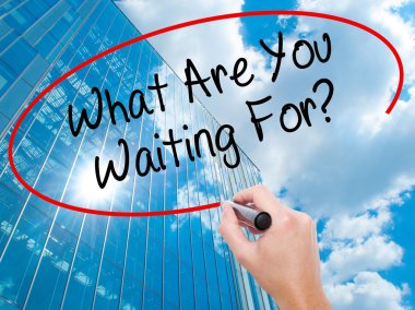 Adam el Hostel siyah kalemi ile görsel ekranda yazma.