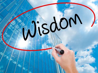 Adam el Hostel siyah kalemi ile görsel ekranda yazma.