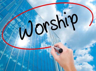 Adam el Hostel siyah kalemi ile görsel ekranda yazma.