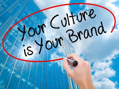 Adam el Hostel siyah kalemi ile görsel ekranda yazma.