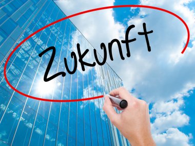 Adam el Hostel siyah kalemi ile görsel ekranda yazma.