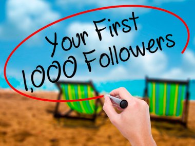 Adam el Hostel siyah kalemi ile görsel ekranda yazma.