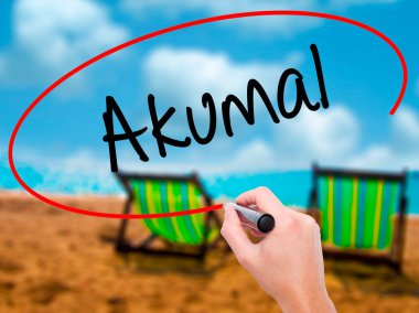 Adam el Akumal siyah kalemi ile görsel ekranda yazma.