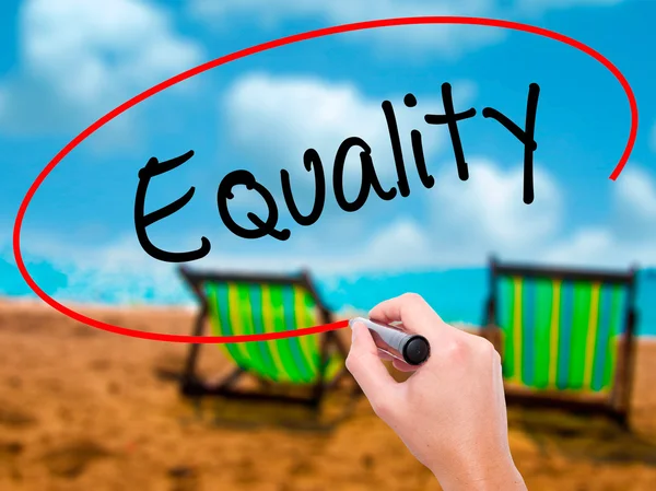 Adam el Hostel siyah kalemi ile görsel ekranda yazma.