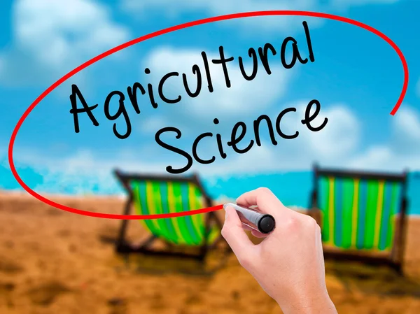 Homme écriture à la main Science agricole avec marqueur noir sur visua — Photo