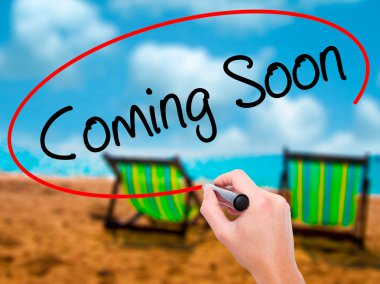 Adam el Coming Soon görsel ekranda siyah kalemi ile yazma
