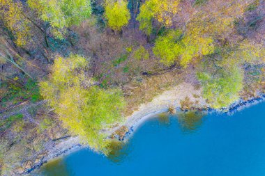 Sonbahar ormanı ve derenin hava perspektifi, Bulutlar Gölü, Vahşi doğa