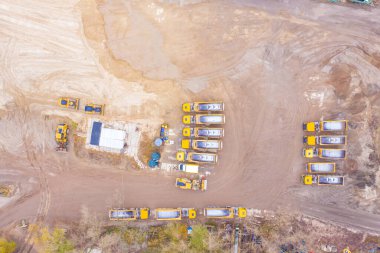 Bir inşaat malzemesi fabrikasındaki ezilmiş taş ocağı makinesinin havadan görünüşü.