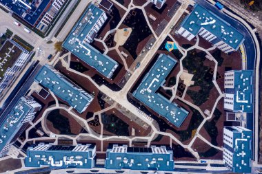 Şehir dokusu ve deseni. Bulutlu bir gökyüzünün altındaki şehir binalarının hava manzarası.