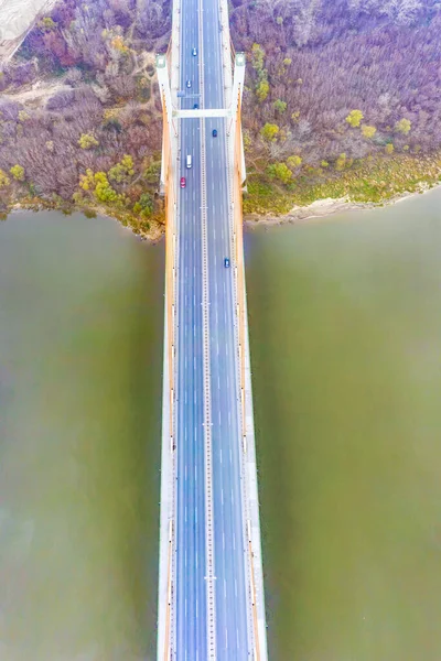 空中ドローンビュー 晴れた朝の光の中の橋 空気中の秋の霞 車が橋を渡って運転している — ストック写真