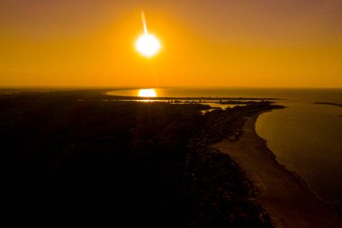 Sahile bakıyorum. Hava aracı görüntüsü. Baltık Denizi