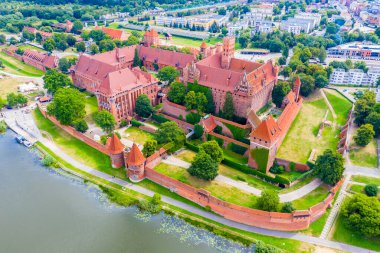 Malbork 'taki Nogat nehri kıyısındaki Ortaçağ Töton Düzen Şatosu' nun Yüksek Şatodaki Gotik Büyük Ustalar Sarayı 'nın havadan panoramik görüntüsü