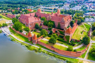 Malbork 'taki Nogat nehri kıyısındaki Ortaçağ Töton Düzen Şatosu' nun Yüksek Şatodaki Gotik Büyük Ustalar Sarayı 'nın havadan panoramik görüntüsü