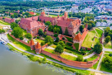 Malbork 'taki Nogat nehri kıyısındaki Ortaçağ Töton Düzen Şatosu' nun Yüksek Şatodaki Gotik Büyük Ustalar Sarayı 'nın havadan panoramik görüntüsü