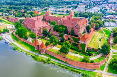 Malbork 'taki Nogat nehri kıyısındaki Ortaçağ Töton Düzen Şatosu' nun Yüksek Şatodaki Gotik Büyük Ustalar Sarayı 'nın havadan panoramik görüntüsü