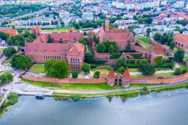 Polonya 'daki Malbork Töton Düzen Kalesi' nin havadan görünüşü. Dünyanın en büyük şatosudur ve 13. yüzyılda inşa edilen UNESCO Dünya Mirasları Alanı ile ölçülür..