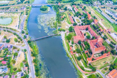 Polonya 'daki Malbork Töton Düzen Kalesi' nin havadan görünüşü. Dünyanın en büyük şatosudur ve 13. yüzyılda inşa edilen UNESCO Dünya Mirasları Alanı ile ölçülür..