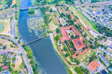 Polonya 'daki Malbork Töton Düzen Kalesi' nin havadan görünüşü. Dünyanın en büyük şatosudur ve 13. yüzyılda inşa edilen UNESCO Dünya Mirasları Alanı ile ölçülür..
