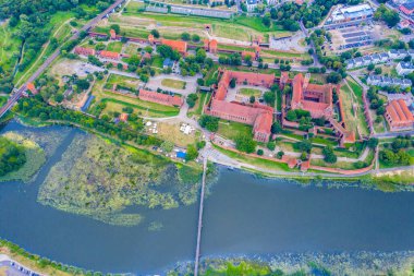 Polonya 'daki Malbork Töton Düzen Kalesi' nin havadan görünüşü. Dünyanın en büyük şatosudur ve 13. yüzyılda inşa edilen UNESCO Dünya Mirasları Alanı ile ölçülür..