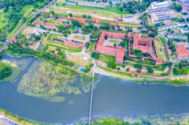 Polonya 'daki Malbork Töton Düzen Kalesi' nin havadan görünüşü. Dünyanın en büyük şatosudur ve 13. yüzyılda inşa edilen UNESCO Dünya Mirasları Alanı ile ölçülür..