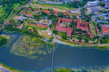 Polonya 'daki Malbork Töton Düzen Kalesi' nin havadan görünüşü. Dünyanın en büyük şatosudur ve 13. yüzyılda inşa edilen UNESCO Dünya Mirasları Alanı ile ölçülür..