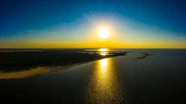 Denizde gün batımının güzel manzarası