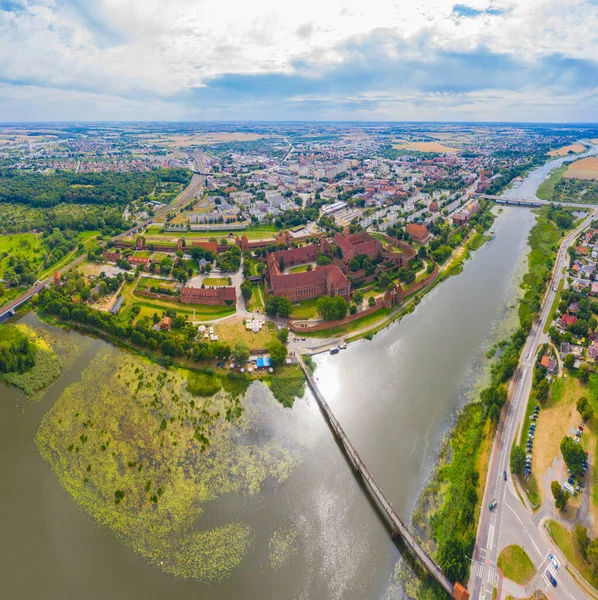 Polonya 'daki Malbork Töton Düzen Kalesi' nin havadan görünüşü. Dünyanın en büyük şatosudur ve 13. yüzyılda inşa edilen UNESCO Dünya Mirasları Alanı ile ölçülür. Panorama