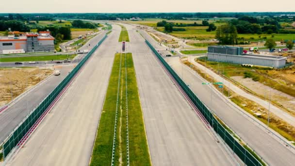 Tom motorvej, ingen mennesker, ingen trafik, Tom motorvej i Europa, drone skudt biler og trafik passerer, landskab – Stock-video