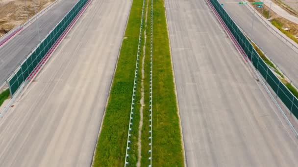 Autoroute vide, pas de personnes, pas de circulation, Autoroute vide en Europe, drone tiré sur les voitures et le trafic passant, campagne — Video