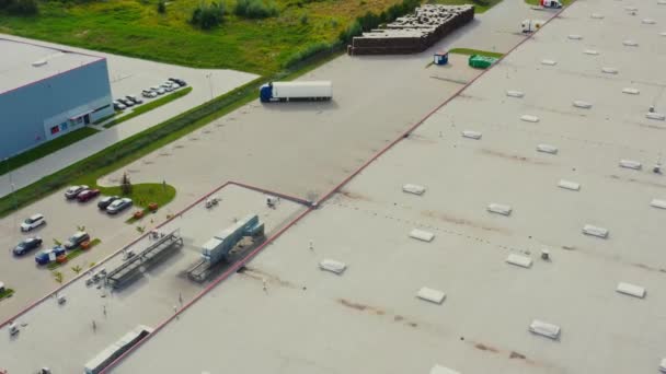 Vista aérea do armazém logístico com caminhões à espera de carregamento — Vídeo de Stock