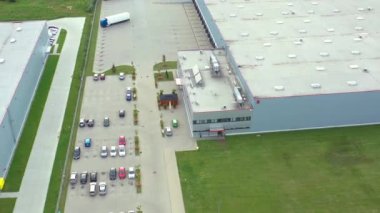 Depolu lojistik parkı, yükleme merkezi ve bir sürü kamyonet yükleme ve boşaltma için rampalarda bekliyor. Hava görünümü