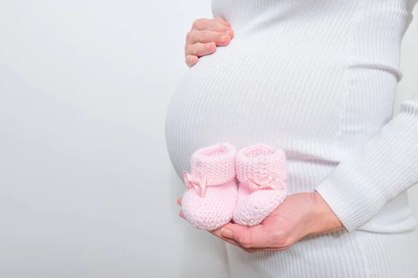 Zapatos Pequeños Para Feto Vientre Mujer Embarazada Mujer Embarazada Sosteniendo — Foto de Stock