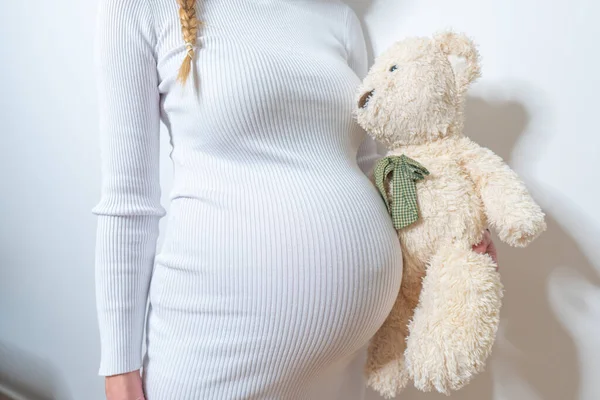 Mujer Embarazada Sosteniendo Oso Peluche Vientre Primer Plano — Foto de Stock