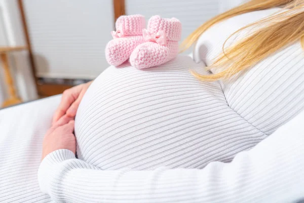 Primer Plano Una Linda Barriga Embarazada Con Zapatos Bebé Estudio — Foto de Stock