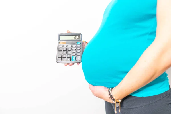 Mujer Embarazada Sosteniendo Cifras Gasto Calculadora Muestran Aislado Sobre Fondo — Foto de Stock