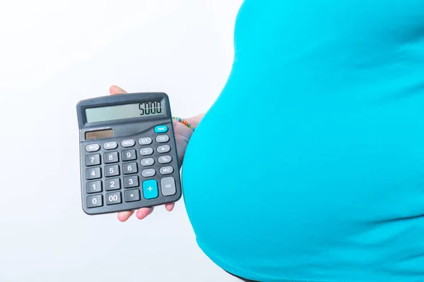 Mujer Embarazada Sosteniendo Cifras Gasto Calculadora Muestran Aislado Sobre Fondo — Foto de Stock