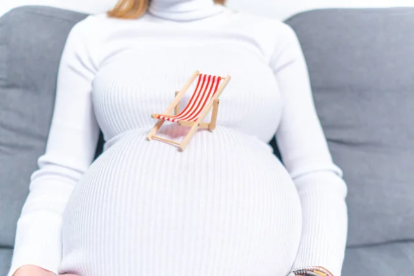 Zwangere Vrouw Die Haar Buik Aanraakt Het Strand Vakantieconcept — Stockfoto