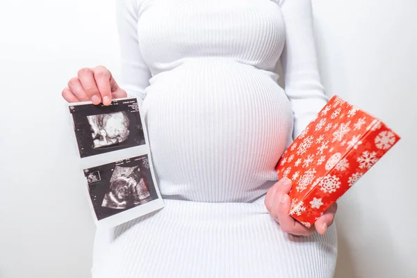 Mujer Embarazada Feliz Con Caja Regalo Navidad Cama Casa Primer — Foto de Stock