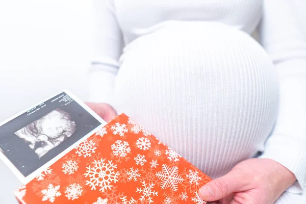 Mujer Embarazada Feliz Con Caja Regalo Navidad Cama Casa Primer — Foto de Stock