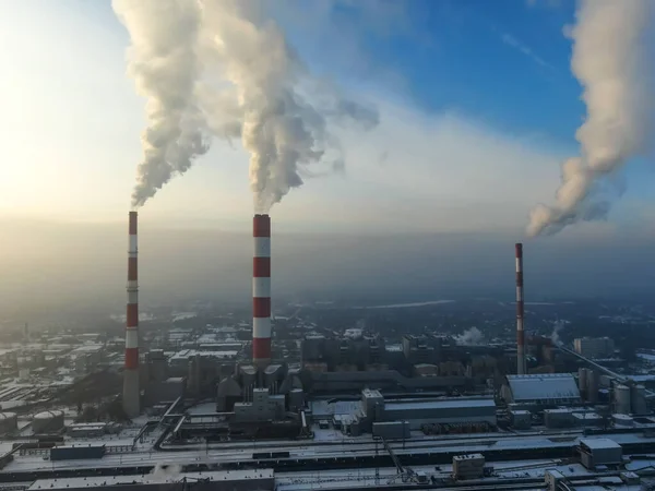 从烟囱冒烟的工业区 工厂和工厂的空中景观 空气污染概念 — 图库照片