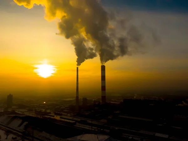 日出时在城市上空看到的发电厂排放物 环境污染 工厂管道污染空气 烟道空中景观 — 图库照片