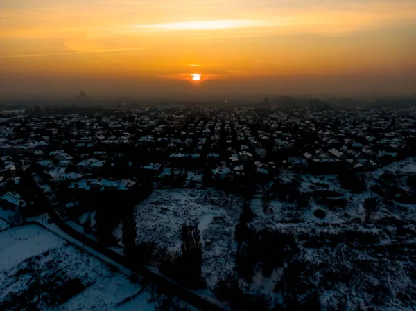 Flygfoto Över Den Snöiga Byn Eftermiddagen Solnedgång — Stockfoto