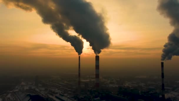 Emissões de usinas elétricas vistas acima da cidade durante o nascer do sol. Poluição ambiental. Tubo de fábrica ar poluente.Pôr do sol Panorama. Tubos para fumadores Vista aérea, — Vídeo de Stock