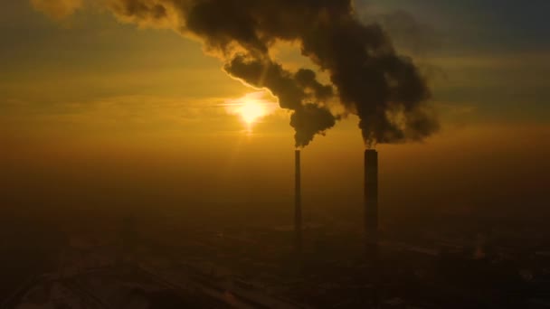 Erőmű-kibocsátás a város felett napkeltekor. Környezetszennyezés. Gyári cső szennyező levegő.Panoráma naplemente. Dohányzó csövek Légi kilátás, — Stock videók