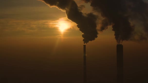 Kraftwerksabgase bei Sonnenaufgang über der Stadt. Umweltverschmutzung. Fabrik-Rohr verschmutzt Luft. Panorama Sonnenuntergang. Pfeifen rauchen Luftaufnahme, — Stockvideo