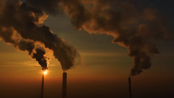 Emissões de usinas elétricas vistas acima da cidade durante o nascer do sol. Poluição ambiental. Tubo de fábrica ar poluente.Pôr do sol Panorama. Tubos para fumadores Vista aérea, — Vídeo de Stock