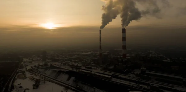 日出时在城市上空看到的发电厂排放物 环境污染 工厂管道污染空气 全景落日 烟道空中景观 — 图库照片