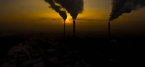 日出时在城市上空看到的发电厂排放物 环境污染 工厂管道污染空气 全景落日 烟道空中景观 — 图库照片