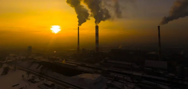 Erőmű Kibocsátás Város Felett Napkeltekor Környezetszennyezés Gyári Cső Szennyező Levegő — Stock Fotó