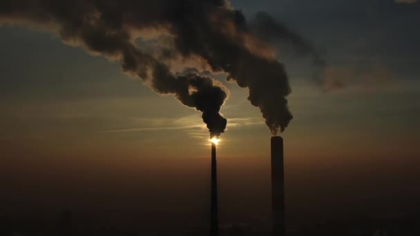 Gyári cső szennyező levegő idő kiesés, környezeti problémák. Ipari gyári szennyezés, füstgázok. Ipari övezet, sűrű füst. Éghajlatváltozás, ökológia, légkörgáz, ózonréteg — Stock videók